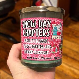 Snow Day Chapters Mistletoe Scented Candle - Green